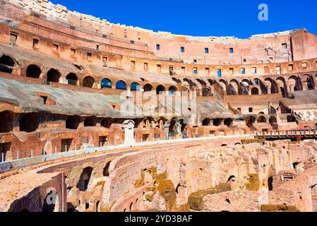 Colosseo. Antica, bella, incredibile Roma, dove ogni luogo è pieno di storia. Foto Stock