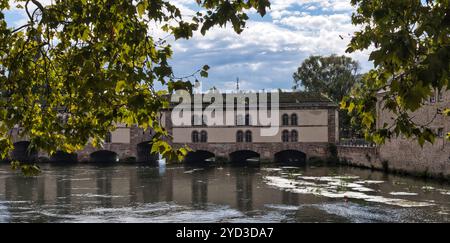 La diga di Vauban, o diga di Vauban, è un ponte, una diga e un'opera difensiva eretta nel XVII secolo sul fiume Ill nella città di Strasburgo Foto Stock