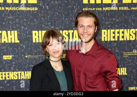 Anna Bachmann e Richard Kreutz bei der Kino Premiere vom Dokumentarfilm „Riefenstahl“ AM 21.10.2024 a Berlino Foto Stock