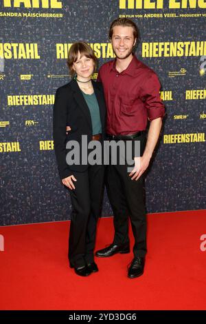 Anna Bachmann e Richard Kreutz bei der Kino Premiere vom Dokumentarfilm „Riefenstahl“ AM 21.10.2024 a Berlino Foto Stock