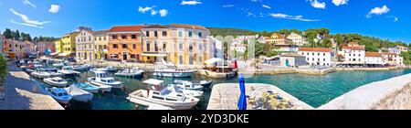 Isola di Lussino. Porto di veli Losinj e vista panoramica dall'architettura colorata Foto Stock