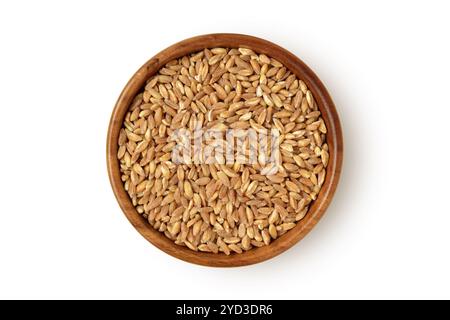 Farro (farro) perlato in un recipiente di legno su sfondo bianco Foto Stock