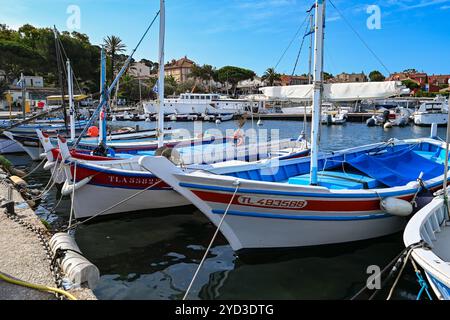 Francia, Porquerolles - 09 giugno 2024: Colorate barche da pesca tradizionali in legno nel porto dell'isola di Porquerolles Foto Stock