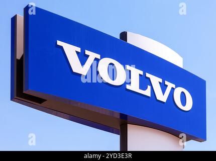 Samara, Russia - 31 maggio 2014: Firma della concessionaria Volvo contro il cielo blu. Volvo è un'azienda multinazionale svedese di automobili Foto Stock