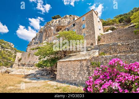 l'eremo di Pustinja Blaca nascosto nel canyon del deserto di pietra dell'isola di Brac Foto Stock