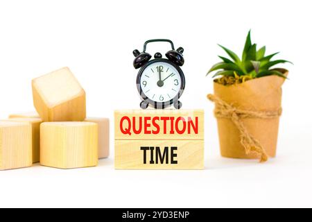 Simbolo del tempo delle domande. Parole concettuali tempo delle interrogazioni su bellissimi blocchi di legno. Splendido sfondo bianco. Sveglia nera. Affari e domande su tim Foto Stock