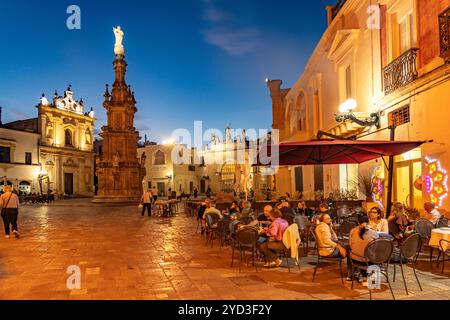 Ristorante auf dem Platz Piazza Salandra mit der Säule Guglia dell'Immacolata in der Abenddämmerung, Nardo, Puglia, Italien, Europa | ristorante all'indirizzo Foto Stock