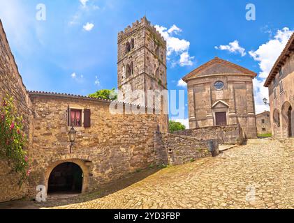 Ronzio. Storica piazza in pietra e chiesa nella cittadina più piccola del World Hum Foto Stock