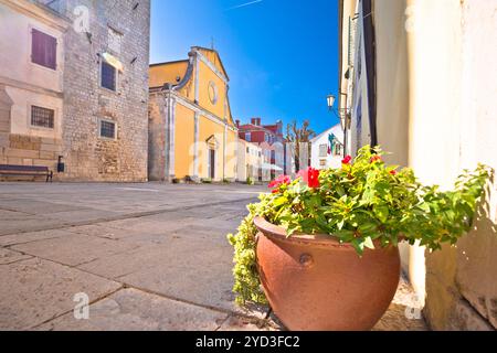 Motovun. La piazza principale in pietra e la chiesa nella città storica di Motovun Foto Stock