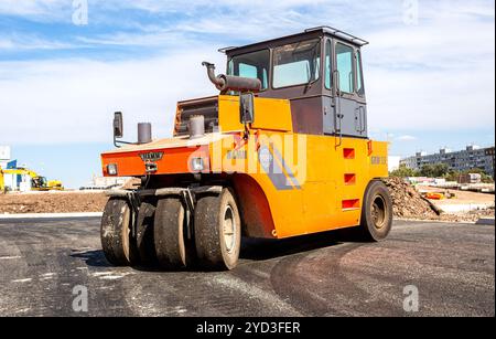 Rulli stradali che lavorano alla costruzione di nuove strade Foto Stock