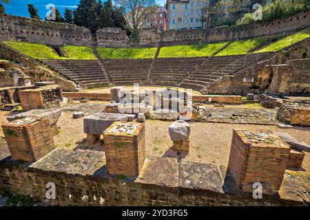 Vista sulle rovine dello storico Teatro Romano di Trieste Foto Stock