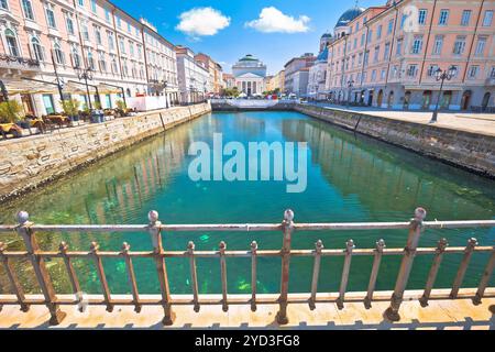 Vista sul canale di Trieste e sulla piazza Ponte Rosso Foto Stock