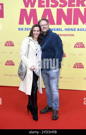 Ulrike Frank mit Ehemann Marc Schubring bei der Premiere ALTER WEISSER MANN im ZOO Palast a Berlino AM 24.10.2024 *** Ulrike Frank con il marito Marc Schubring alla prima di ALTER WEISSER MANN allo ZOO Palast di Berlino il 24 10 2024 Foto Stock