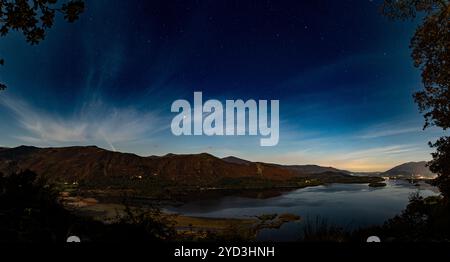 Una vista panoramica di Derwentwater nel Lake District inglese con cometa C/2023 A3 sopra Catbells Foto Stock