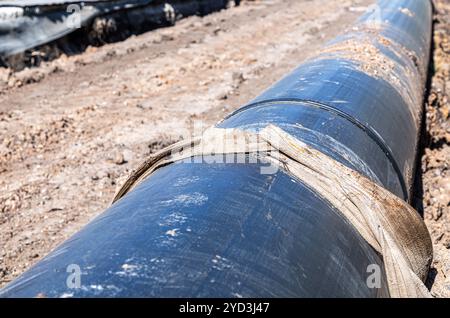 Posa tubi di plastica di grande diametro per l'alimentazione dell'acqua Foto Stock