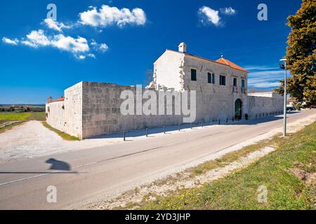 Maskovica Han storica architettura ottomana nel villaggio di Vrana Foto Stock