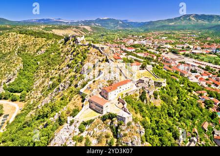 Fortezza di Knin sulla roccia vista aerea Foto Stock