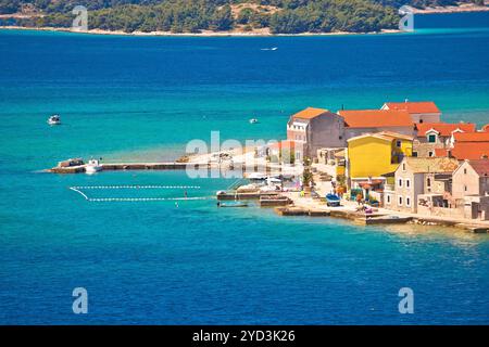 Vista colorata sul lungomare dell'isola di Krapanj Foto Stock