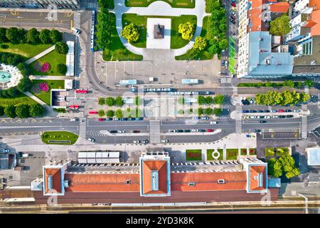 La stazione ferroviaria centrale di Zagabria e la piazza del re Tomislav vista aerea, capitale della Croazia Foto Stock