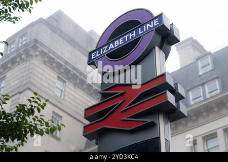 Londra, Regno Unito - 19 ottobre 2024 - segnali della metropolitana e della ferrovia nazionale Elizabeth line a Paddington Foto Stock