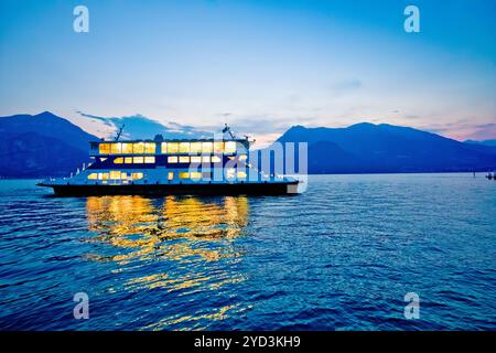 Traghetto sul lago di Como con vista del tramonto, Varenna in Lombardia Foto Stock
