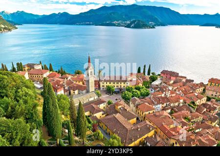 Lago di Como e vista aerea della città di Varenna Foto Stock