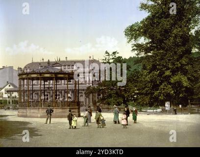Place Royal nella città termale di Spa in Vallonia, Belgio, CA 1895, riproduzione storica, restaurata digitalmente da un originale del XIX secolo, data di registrazione sconosciuta, Place Royal in der Kurstadt Spa a Wallonien, Belgien, Historisch, digital restaurierte Reproduktion von einer Vorlage aus dem 19. Jahrhundert, data record non dichiarata Foto Stock