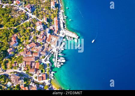 Baia di Vela della città di Valun sull'isola di Cherso con vista panoramica Foto Stock