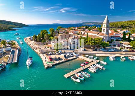 Città di Osor vista aerea, ponte tra Cres e isole Lussinpiccolo, arcipelago Adriatico di Croazia Foto Stock