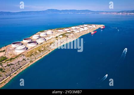 Terminale GNL sull'isola di Krk vista aerea, energia porta in Croazia Foto Stock