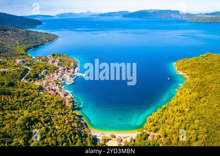 Vista aerea della baia e del villaggio di Valun sull'isola di Cherso, spiaggia idilliaca e destinazione nautica Foto Stock