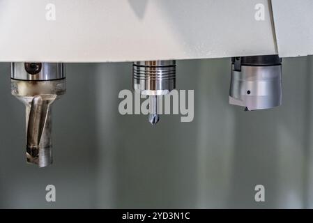 Magazzino utensili e interno di una fresatrice CNC. Centro di fresatura. Tester sensore 3D per la misurazione su macchine CNC per tornitura e fresatura. Foto Stock