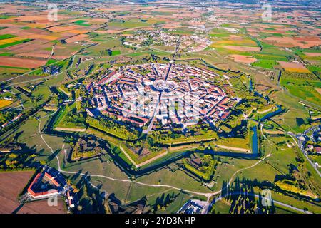 Veduta aerea delle mura e delle trincee della città di Palmanova Foto Stock