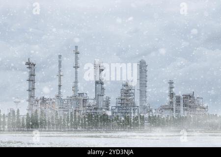 Una vecchia raffineria di petrolio nel polo nord del campo di tundra innevata, tempesta di neve. Produzione di energia di petrolio e gas nella stagione invernale della Siberia. Foto Stock