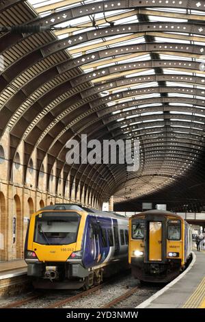 Unità multiple diesel Northern Rail classe 195 195012 e classe 150 numero 150277, in attesa alla stazione di York, Regno Unito. Foto Stock