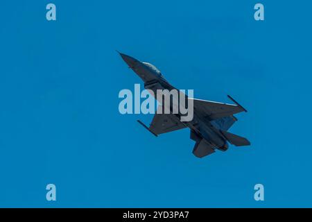 Il capitano Taylor "FEMA" Hiester, comandante e pilota dell'F-16 Viper Demonstration Team, esegue una routine di volo presso la Shaw Air Force base, S.. Foto Stock