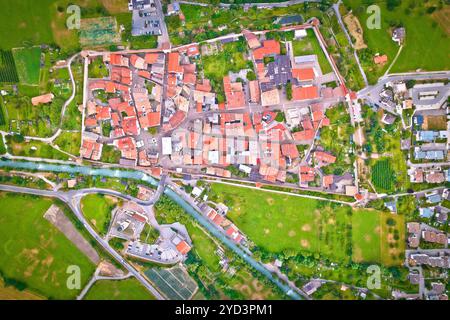 Borgo fortificato di Glorenza o Glorns in Val Venosta vista aerea. Regione Trentino. Foto Stock