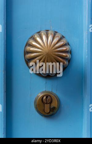 Vecchia maniglia su una porta di legno blu Foto Stock
