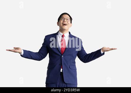 Uomo d'affari felice di ricevere soldi che cadono dall'alto isolato sul bianco. Gesto uomo d'affari successo felice ricchezze in entrata. Foto Stock