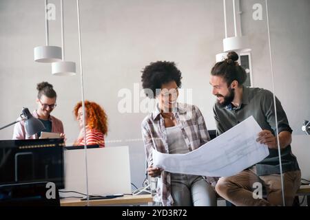 Gli ingegneri che aiutano a progettare progetti, collaborano all'analisi strutturale dei tipi di progetto. Foto Stock