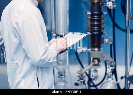 medicina scienza fabbrica staff lavoratore controllare qualità prodotti sterilizzare in autoclave nella lista di controllo. Foto Stock