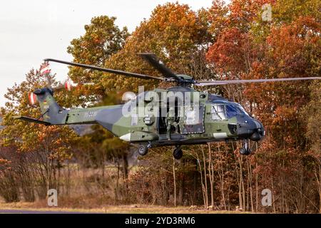 Capo equipaggio appeso ad un elicottero dell'esercito tedesco NH90 che decolga dall'aerostazione di Deelen durante l'esercizio autunnale di Falcon. Deelen, Paesi Bassi - Octobe Foto Stock