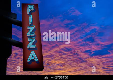 Insegna retro Neon Pizza al tramonto Foto Stock