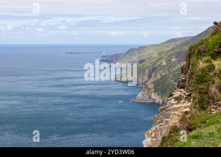 Le scogliere della Slieve League in Irlanda si innalzano drammaticamente dall'Atlantico, con rocce aspre che portano giù verso il mare. La composizione attira l'attenzione Foto Stock