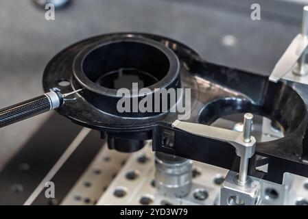 misurazione di precisione 3d su parti di controllo qualità della macchina. Macchina di misurazione per parti finite dopo la lavorazione cnc. Macchina di misurazione. Coordinata 3D. Foto Stock