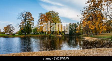 La casa panoramica sul lago. Riflesso in acqua. Il parco circonda la casa. Autunno. Lettonia. Foto Stock