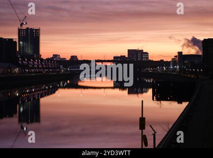 Lo skyline di Glasgow si riflette nel fiume Clyde Foto Stock