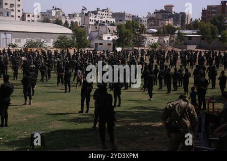 Gaza, Palestina. 8 giugno 2020. I membri delle Brigate di al-Quds, l'ala militare della Jihad islamica palestinese, tengono una parata militare nel centro di Gaza per piangere l'ex leader della Jihad islamica Ramadan Shallah, morto in Siria sabato. Shalah aveva guidato la Jihad Islamica palestinese dall'assassinio del suo fondatore Fathi Shikaki nel 1995, fino al 2018. La Jihad Islamica è stata fondata alla fine degli anni settanta nella Striscia di Gaza a seguito dell'occupazione israeliana di Gaza e della Cisgiordania durante la guerra del 1967, ed è una delle fazioni di resistenza palestinesi che respingono gli accordi di Oslo Foto Stock