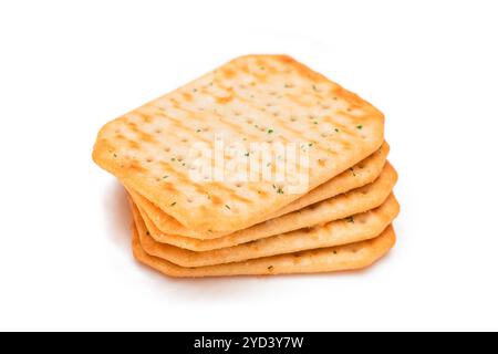 Stack di croccanti cracker salati con Verdi - isolato su bianco. Snack facile - isolamento Foto Stock