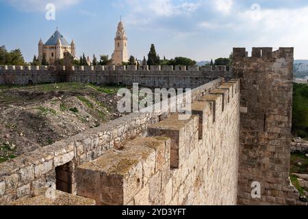 Vista dalle mura della città vecchia di Gerusalemme sull'Abbazia della Dormizione sul Monte Sion. Gerusalemme, Israele Foto Stock